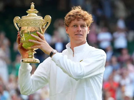 Jannik Sinner s trofejou po víťazstve vo Wimbledone 2025.