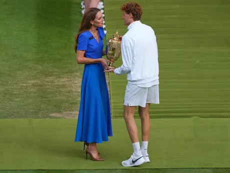 Jannik Sinner dostáva trofej od princeznej Kate po víťazstve vo Wimbledone 2025.