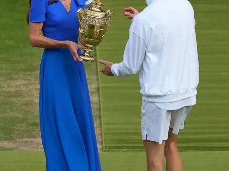 Jannik Sinner dostáva trofej od princeznej Kate po víťazstve vo Wimbledone 2025.