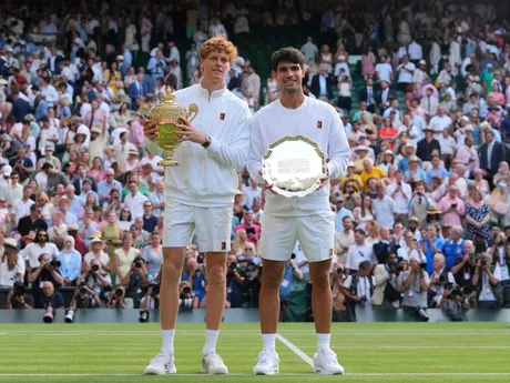 Jannik Sinner a Carlos Alcaraz s trofejami po finále Wimbledonu 2025.