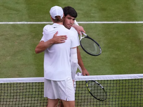 Jannik Sinner a Carlos Alcaraz po finále Wimbledonu 2025.