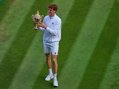 Jannik Sinner s trofejou po víťazstve vo Wimbledone 2025.