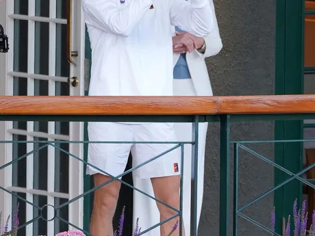 Jannik Sinner s trofejou po víťazstve vo Wimbledone 2025.