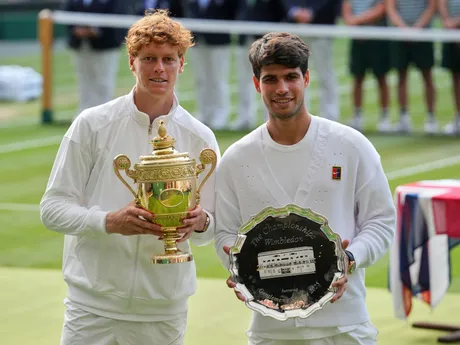Jannik Sinner a Carlos Alcaraz s trofejami po finále Wimbledonu 2025.
