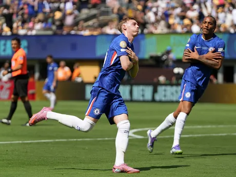Cole Palmer sa teší po strelenom góle v zápase Chelsea FC - Paríž St. Germain vo finále MS klubov FIFA 2025.