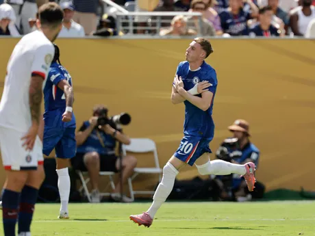 Cole Palmer sa teší po strelenom góle v zápase Chelsea FC - Paríž St. Germain vo finále MS klubov FIFA 2025.