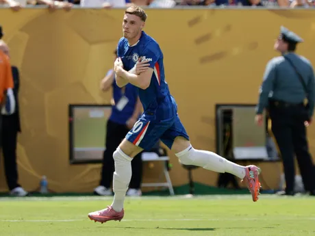 Cole Palmer sa teší po strelenom góle v zápase Chelsea FC - Paríž St. Germain vo finále MS klubov FIFA 2025.