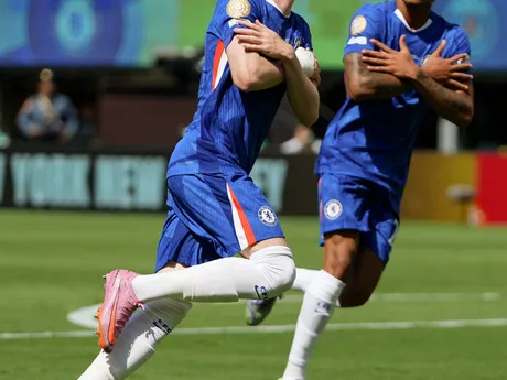 Cole Palmer sa teší po strelenom góle v zápase Chelsea FC - Paríž St. Germain vo finále MS klubov FIFA 2025.
