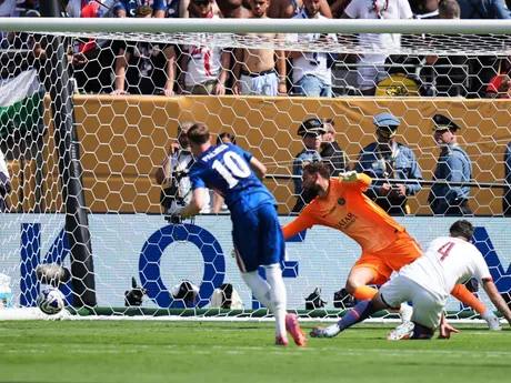 Cole Palmer strieľa gól v zápase Chelsea FC - Paríž St. Germain vo finále MS klubov FIFA 2025.