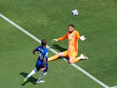 Joao Pedro strieľa gól v zápase Chelsea FC - Paríž St. Germain vo finále MS klubov FIFA 2025.