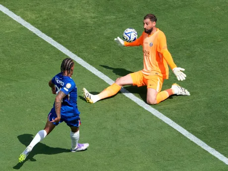 Joao Pedro strieľa gól v zápase Chelsea FC - Paríž St. Germain vo finále MS klubov FIFA 2025.