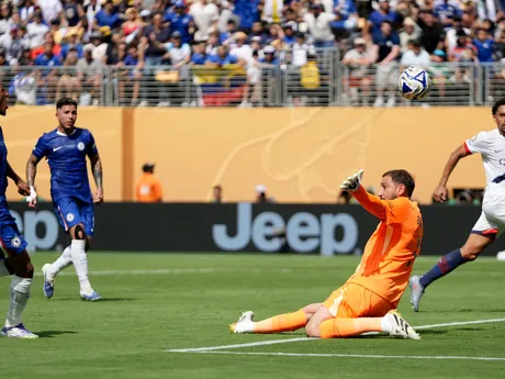 Joao Pedro strieľa gól v zápase Chelsea FC - Paríž St. Germain vo finále MS klubov FIFA 2025.