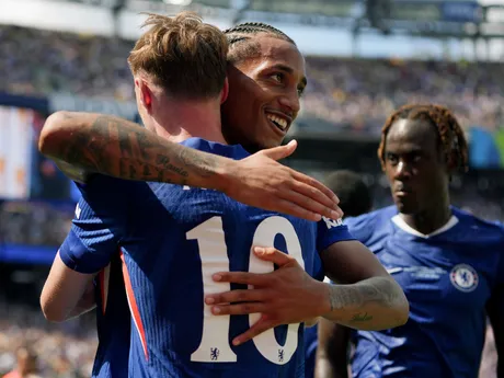Joao Pedro a Cole Palmer sa tešia po strelenom góle v zápase Chelsea FC - Paríž St. Germain vo finále MS klubov FIFA 2025.