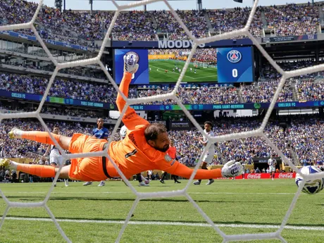 Cole Palmer strieľa gól v zápase Chelsea FC - Paríž St. Germain vo finále MS klubov FIFA 2025.