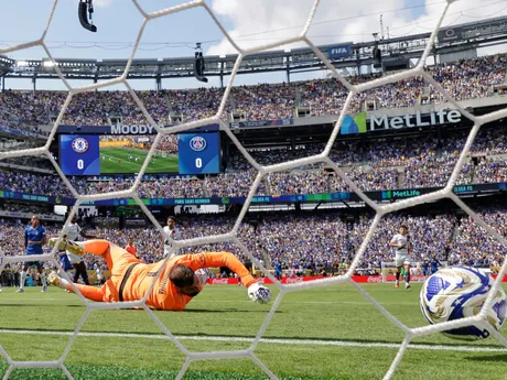 Cole Palmer strieľa gól v zápase Chelsea FC - Paríž St. Germain vo finále MS klubov FIFA 2025.