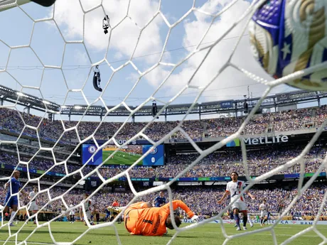 Cole Palmer strieľa gól v zápase Chelsea FC - Paríž St. Germain vo finále MS klubov FIFA 2025.