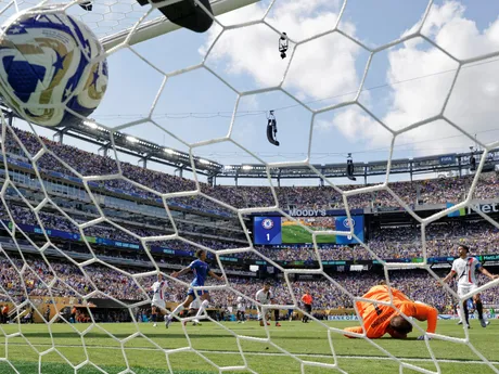 Cole Palmer strieľa gól v zápase Chelsea FC - Paríž St. Germain vo finále MS klubov FIFA 2025.