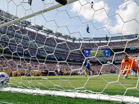 Cole Palmer strieľa gól v zápase Chelsea FC - Paríž St. Germain vo finále MS klubov FIFA 2025.