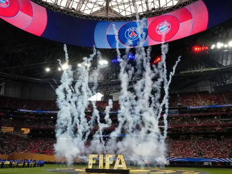 Nápis FIFA pred zápasom štvrťfinále na MS klubov 2025: Paríž St. Germain - Bayern Mníchov.