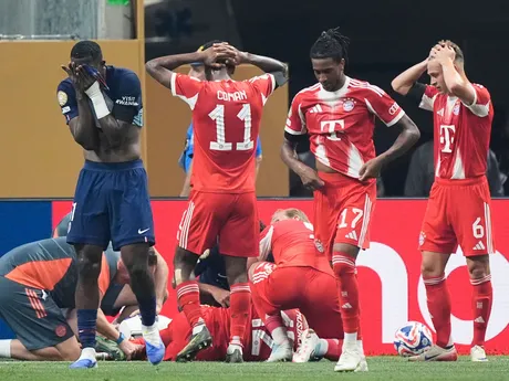 Futbalisti Bayernu reagujú na zranenie Jamala Musialu v zápase štvrťfinále na MS klubov 2025: Paríž St. Germain - Bayern Mníchov.
