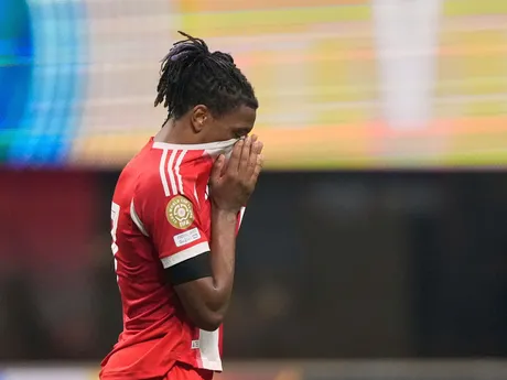 Michael Olise reaguje na zranenie Jamala Musialu v zápase štvrťfinále na MS klubov 2025: Paríž St. Germain - Bayern Mníchov.