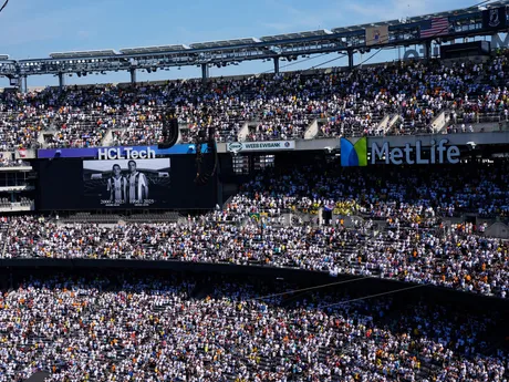 Fanúšikovia počas minúty ticha na počesť Dioga Jotu vo štvrťfinále na MS klubov 2025: Real Madrid - Borussia Dortmund.