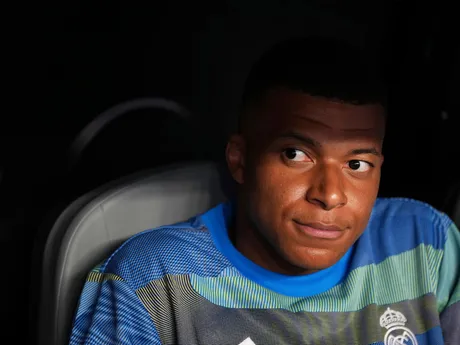 Hráč Realu Madrid Kylian Mbappé sedí na lavičke pred osemfinálovým zápasom Real Madrid - Juventus Turín na MS klubov.