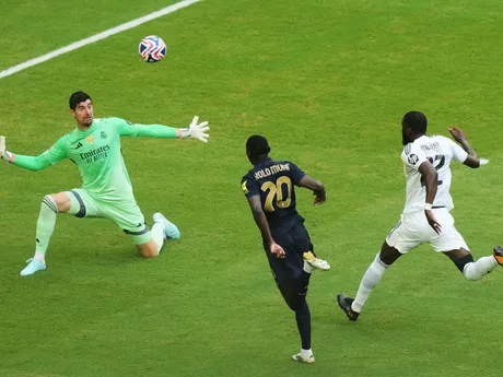 Randal Kolo Muani (20) strieľa počas osemfinálového zápasu Real Madrid - Juventus Turín na MS klubov 2025.