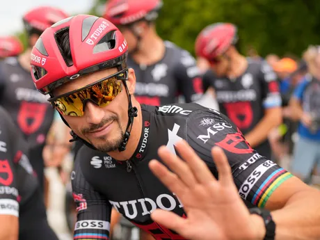 Julian Alaphilippe pred štartom 1. etapy na Tour de France 2025.