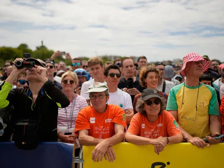 Fanúšikovia počas 1. etapy na Tour de France 2025.