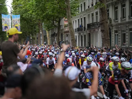Cyklisti počas 1. etapy na Tour de France 2025.