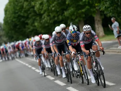 Cyklisti počas 1. etapy na Tour de France 2025.