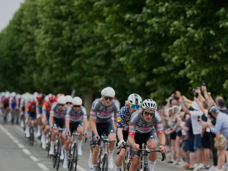 Cyklisti počas 1. etapy na Tour de France 2025.