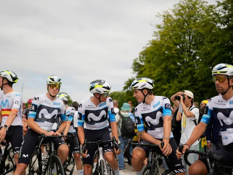 Jazdci Movistaru pred štartom 1. etapy na Tour de France 2025.