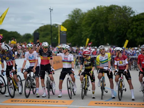 Cyklisti pred štartom 1. etapy na Tour de France 2025.