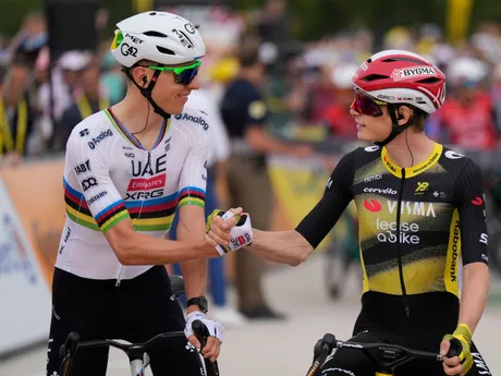 Tadej Pogačar (vľavo) a Jonas Vingegaard pred štartom 1. etapy na Tour de France 2025.