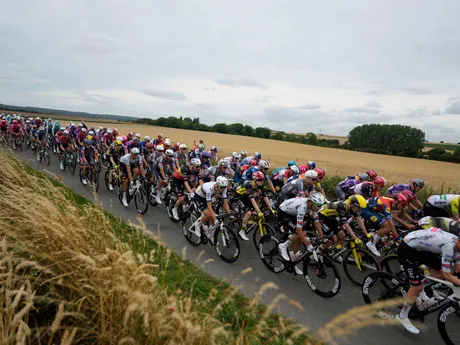 Cyklisti počas 1. etapy na Tour de France 2025.