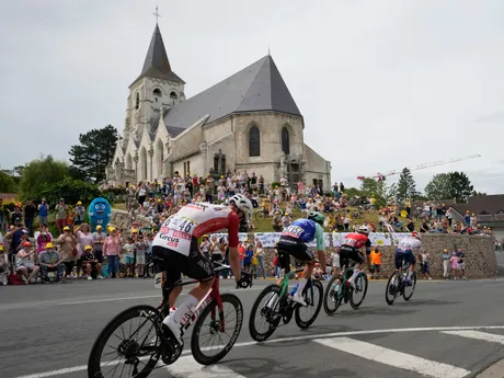 Cyklisti počas 1. etapy na Tour de France 2025.