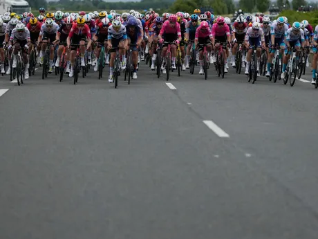 Cyklisti počas 1. etapy na Tour de France 2025.