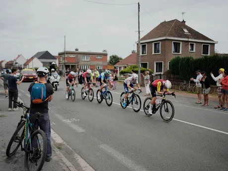 Cyklisti počas 1. etapy na Tour de France 2025.