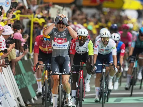 Belgický cyklista Jasper Philipsen oslavuje víťazstvo v 1. etape Tour de France 2025.