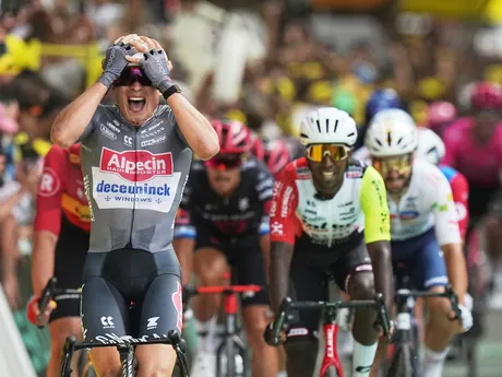 Belgický cyklista Jasper Philipsen oslavuje víťazstvo v 1. etape Tour de France 2025.