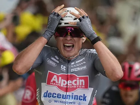 Belgický cyklista Jasper Philipsen oslavuje víťazstvo v 1. etape Tour de France 2025.
