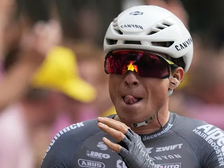 Belgický cyklista Jasper Philipsen oslavuje víťazstvo v 1. etape Tour de France 2025.