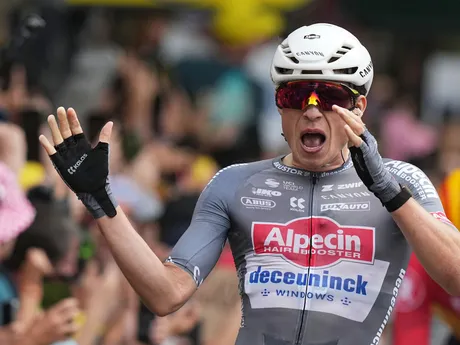 Belgický cyklista Jasper Philipsen oslavuje víťazstvo v 1. etape Tour de France 2025.