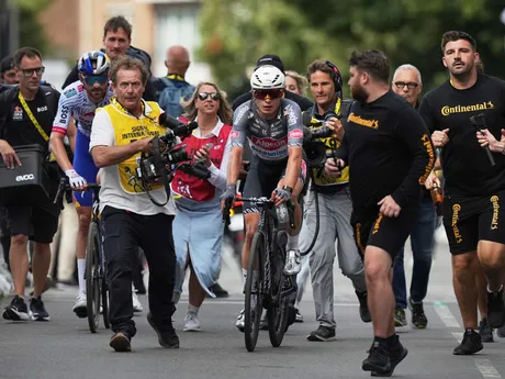 Belgický cyklista Jasper Philipsen oslavuje víťazstvo v 1. etape Tour de France 2025.