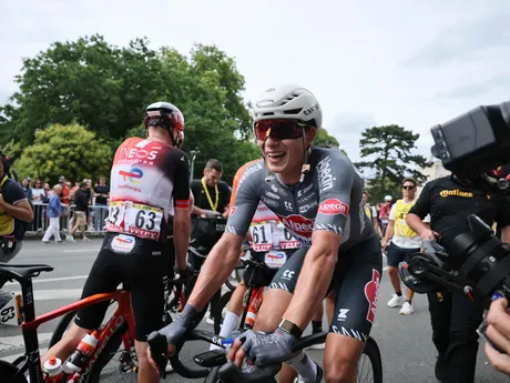 Belgický cyklista Jasper Philipsen oslavuje víťazstvo v 1. etape Tour de France 2025.