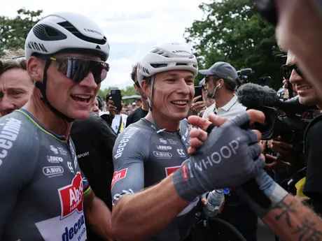Belgický cyklista Jasper Philipsen oslavuje víťazstvo v 1. etape Tour de France 2025.