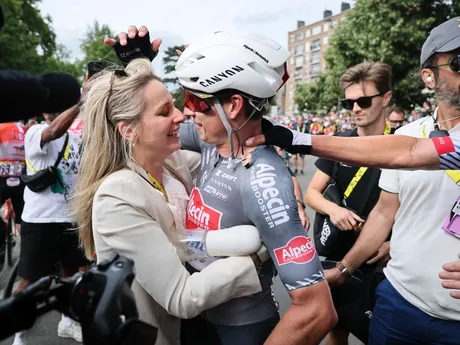 Belgický cyklista Jasper Philipsen oslavuje so svojou partnerkou víťazstvo v 1. etape Tour de France 2025.