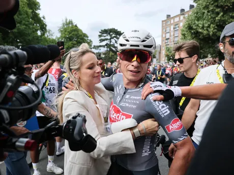 Belgický cyklista Jasper Philipsen oslavuje víťazstvo v 1. etape Tour de France 2025.